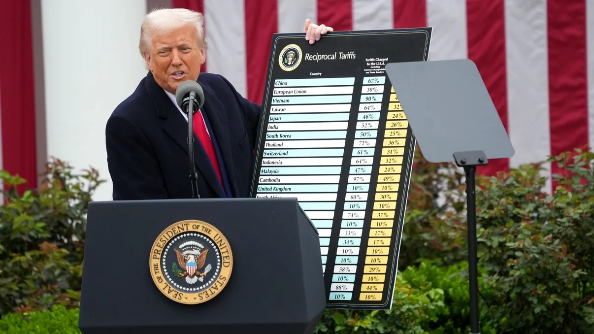 Trump impune tarife masive pentru Europa, mai blând cu Marea Britanie. Despre UE: „Ne înșală. E trist. E patetic” – iar China „a profitat enorm de SUA”