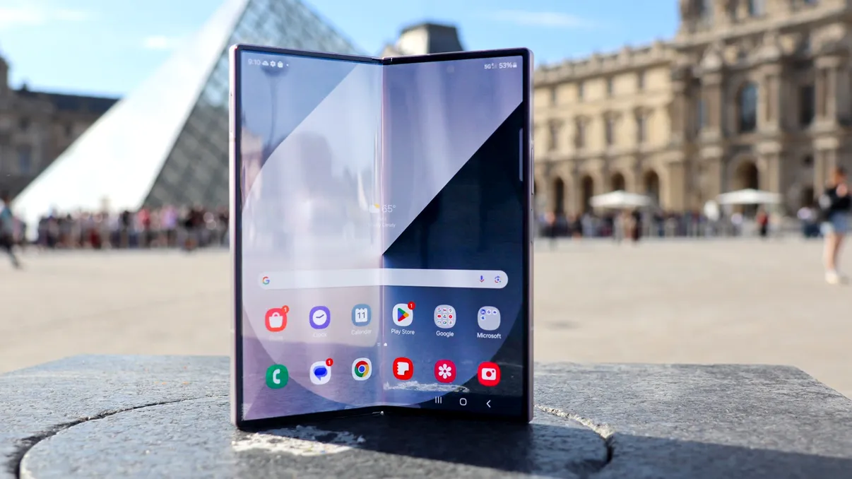 Galaxy Z Fold7 – Revoluția pliabilă de la Samsung sau doar un upgrade rafinat?