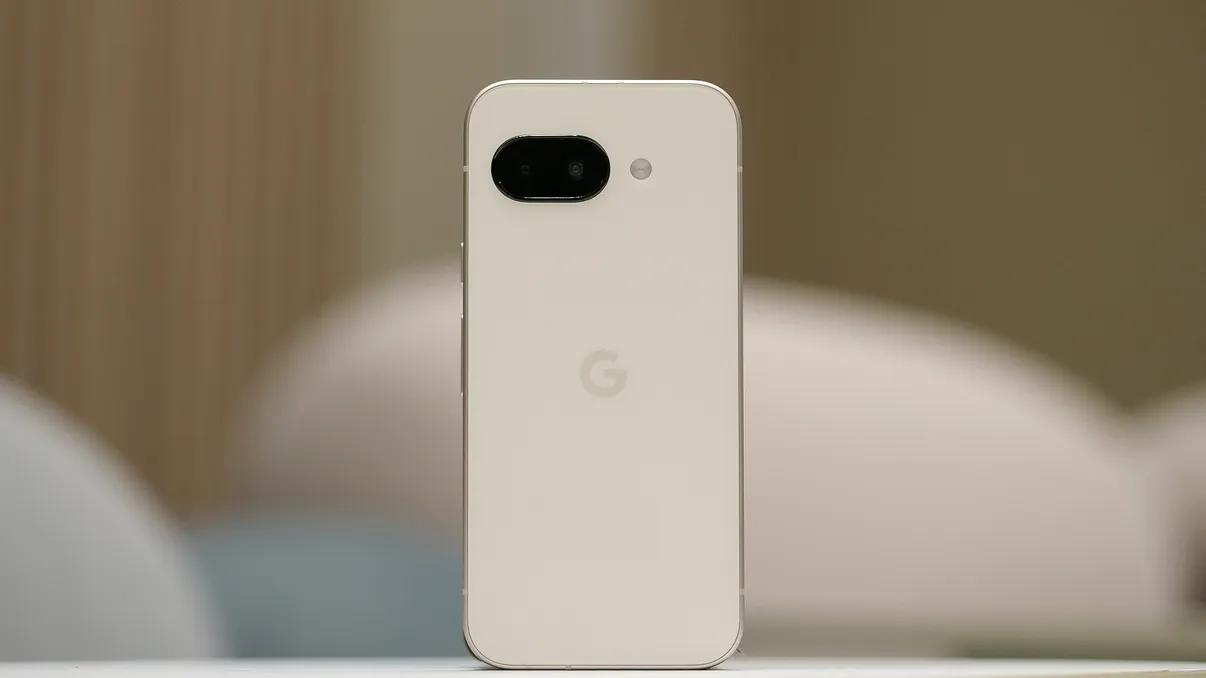 Google Pixel 9a vine cu o funcție neașteptată: bateria se va încărca mai puțin, în timp
