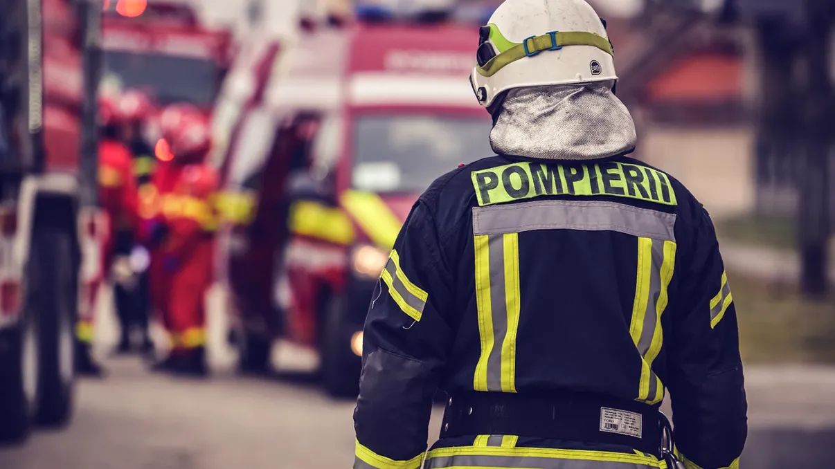Incendiu violent într-un bloc din Sectorul 6. Trei persoane rănite, zeci de locatari evacuați