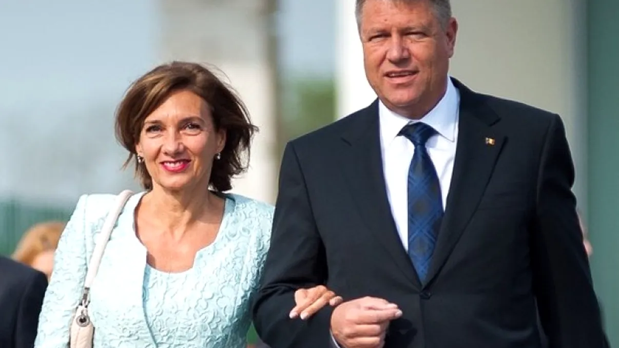 Klaus Iohannis, generos înainte de alegerile prezidenţiale. Gestul făcut de fostul preşedinte faţă de un bătrân, pe stradă