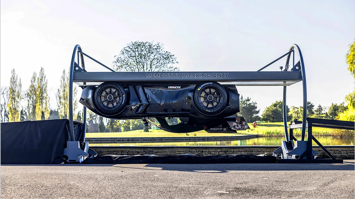 Premieră mondială pentru o super mașină, stă cu “capul” în jos. Cum funcționează bolidul condus invers