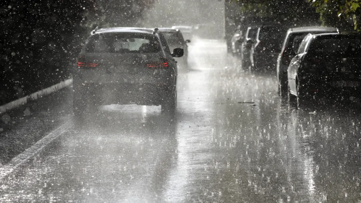Meteorologii Accuweather au schimbat prognoza. Val de frig în România. Unde lovesc furtunile și vijeliile