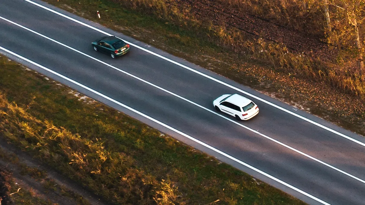 Modificări Codul Rutier 2025. Depășirea pe linie continuă ar putea deveni legală în unele cazuri