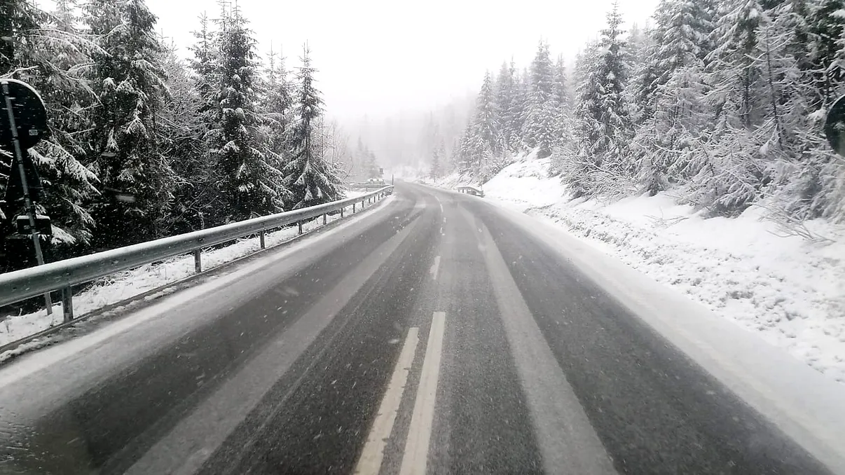 Ninge abundent în mai multe zone din România! Vortexul polar a readus iarna, imagini cu nămeții din aprilie