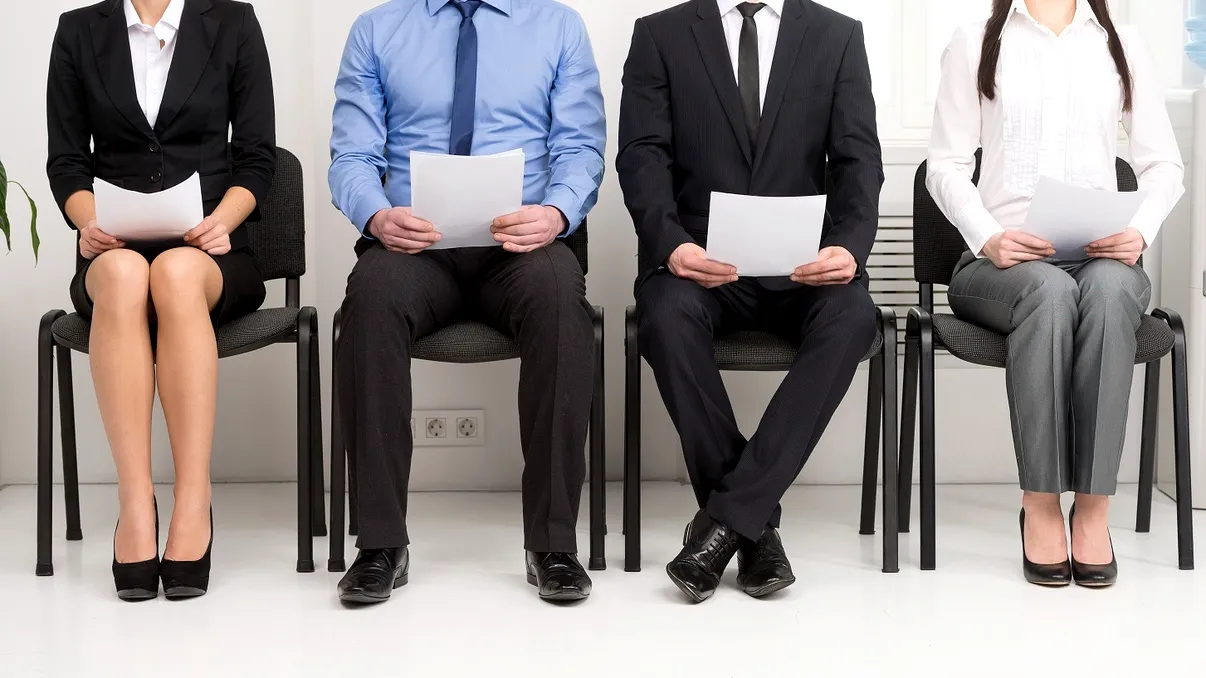 Patronii se plâng și acuză că angajații noi nu sunt buni de nimic. În replică, salariații acuză că toate firmele vânează doar diplome și caută experiență