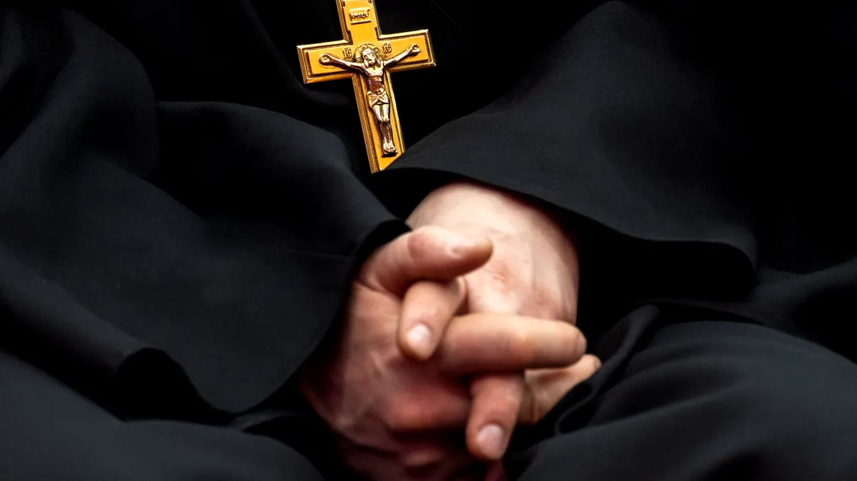 Preotul român care a uimit cu declaraţiile sale despre Papa Francisc, chiar în ziua înmormântării. 