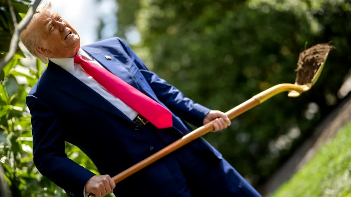 Trump spune că minerii americani vor să sape în mine, nu să facă telefoane și gadgeturi inutile