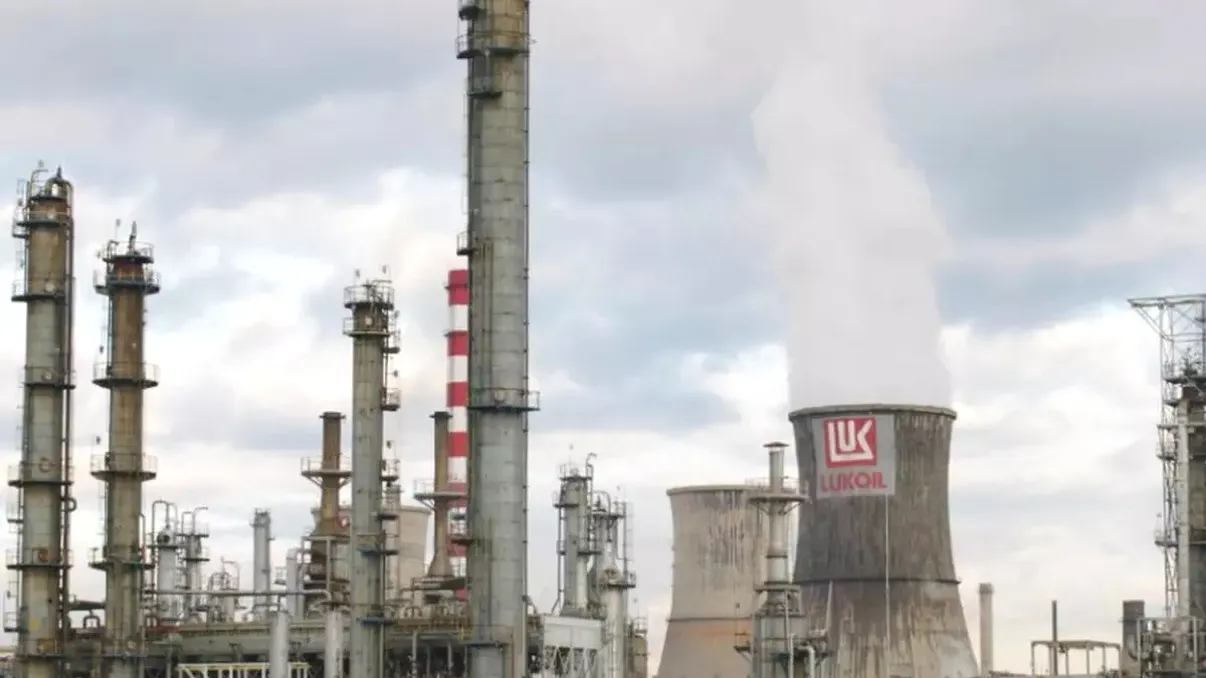 Probleme la rafinăriile Lukoil şi Petrobrazi, după o cădere totală de tensiune. Fumul gros a alertat locuitorii
