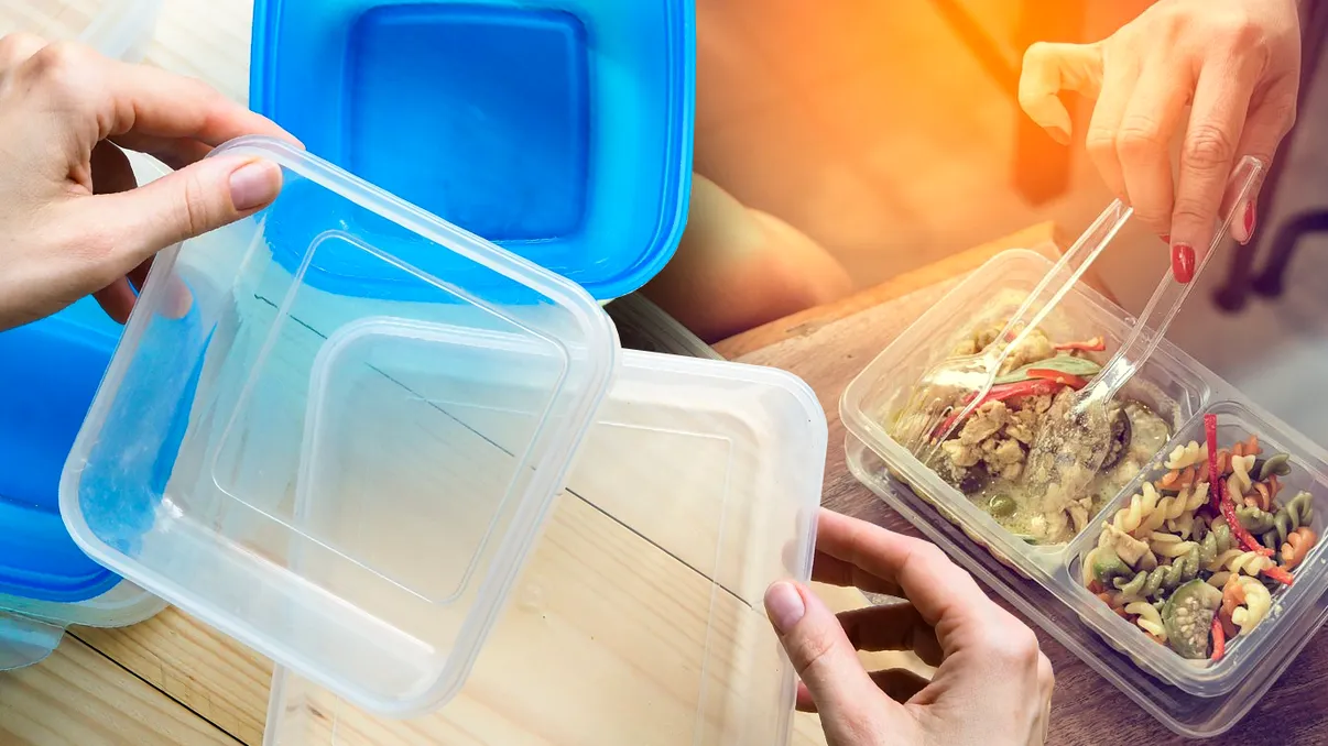 Caserolele din plastic și alte recipiente, cauza a sute de mii de decese printr-o boală comună a secolului, arată un nou studiu
