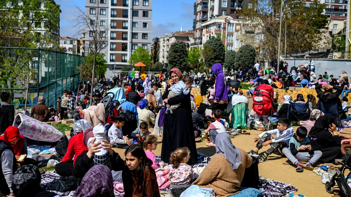Românii cu vacanțe în Istanbul plătite nu ştiu ce să facă după cutremurul puternic. Ce se întâmplă acum în oraş: ”Sunt oameni care dorm în şcoli sau în corturi”