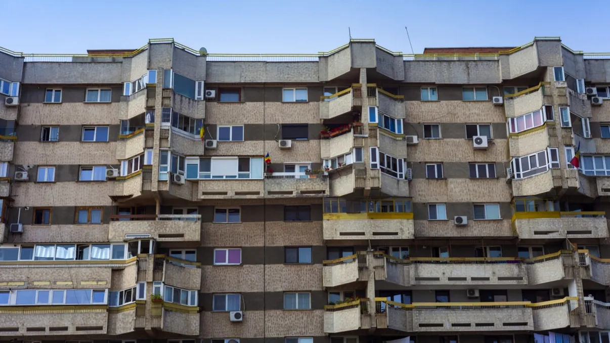 S-a schimbat legea! Ce trebuie să faci ca să închizi legal balconul în 2025
