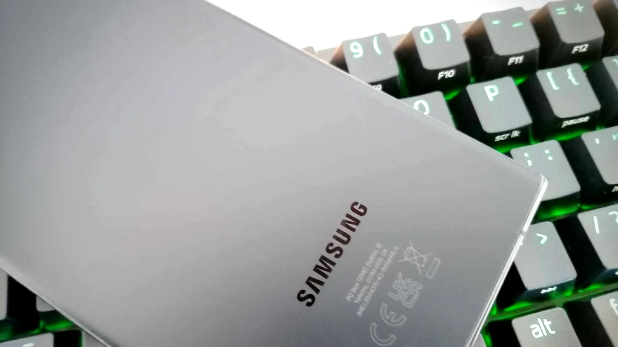 Samsung întrerupe actualizarea la Android 15 din cauza unui bug