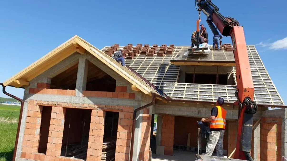 Nici vorbă de criză economică! Românii își construiesc case pe bandă rulantă, deși materialele și costurile cu manopera pentru o casă la roșu au atins un prag record