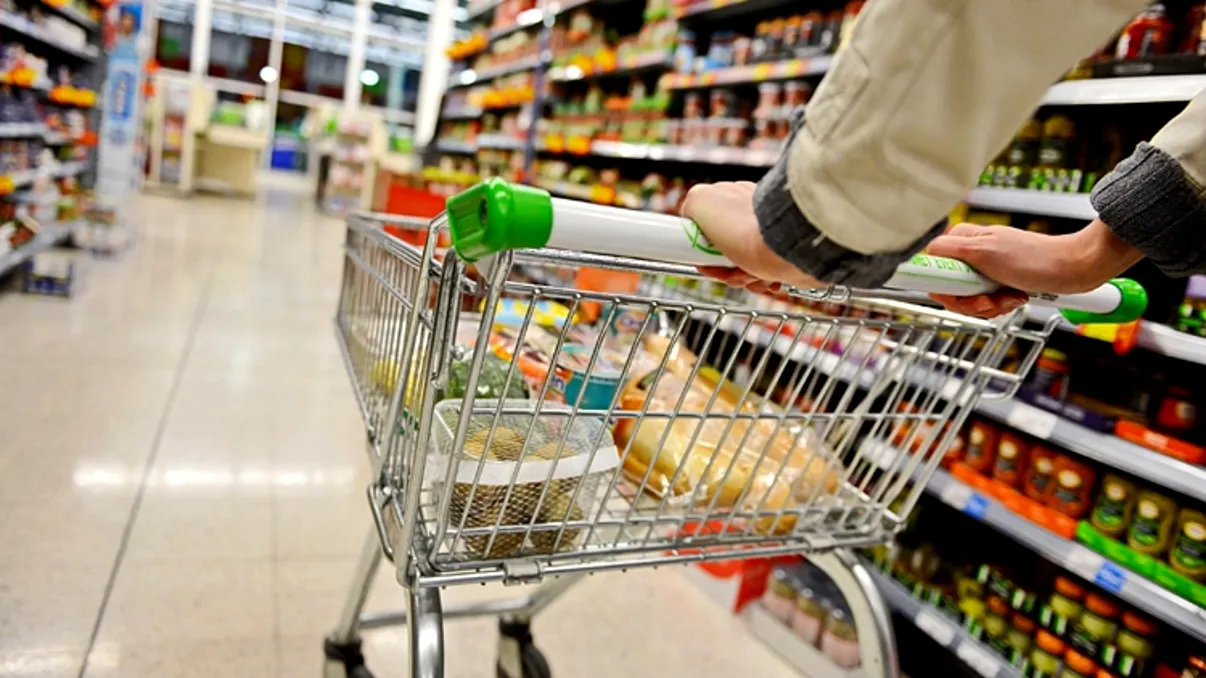 Supermarketurile s-ar putea închide mai devreme în weekend. Comercianții nu au renunțat la această idee, iar propunerea va reveni pe masa autorităților după alegeri EXCLUSIV