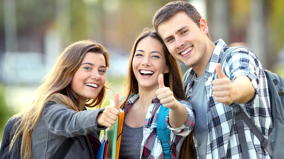 Adolescenții și dependența de rețelele sociale, riscurile la care se expun din perspectivă psihologică. Sfaturile experților pentru tinerii de pe TikTok, Facebook și Instagram
