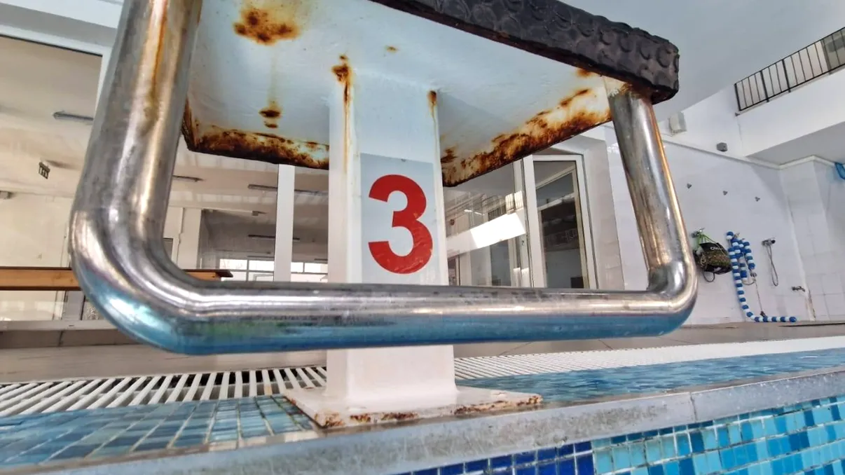 Dezastrul descoperit într-o școală din București. Bazinul de înot pentru elevi, într-o stare deplorabilă: „Apa nu mai fusese înlocuită de trei ani” FOTO