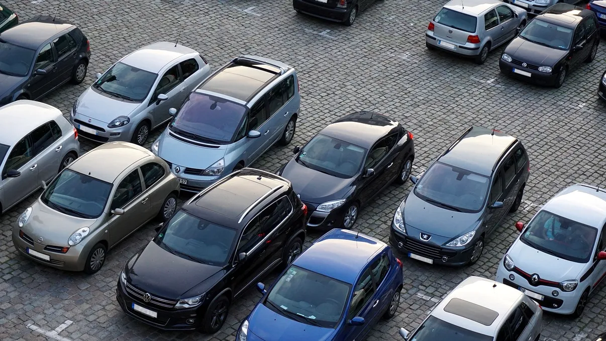 Ce este interzis să faci pe locul de parcare. Nici să schimbi uleiul nu e permis