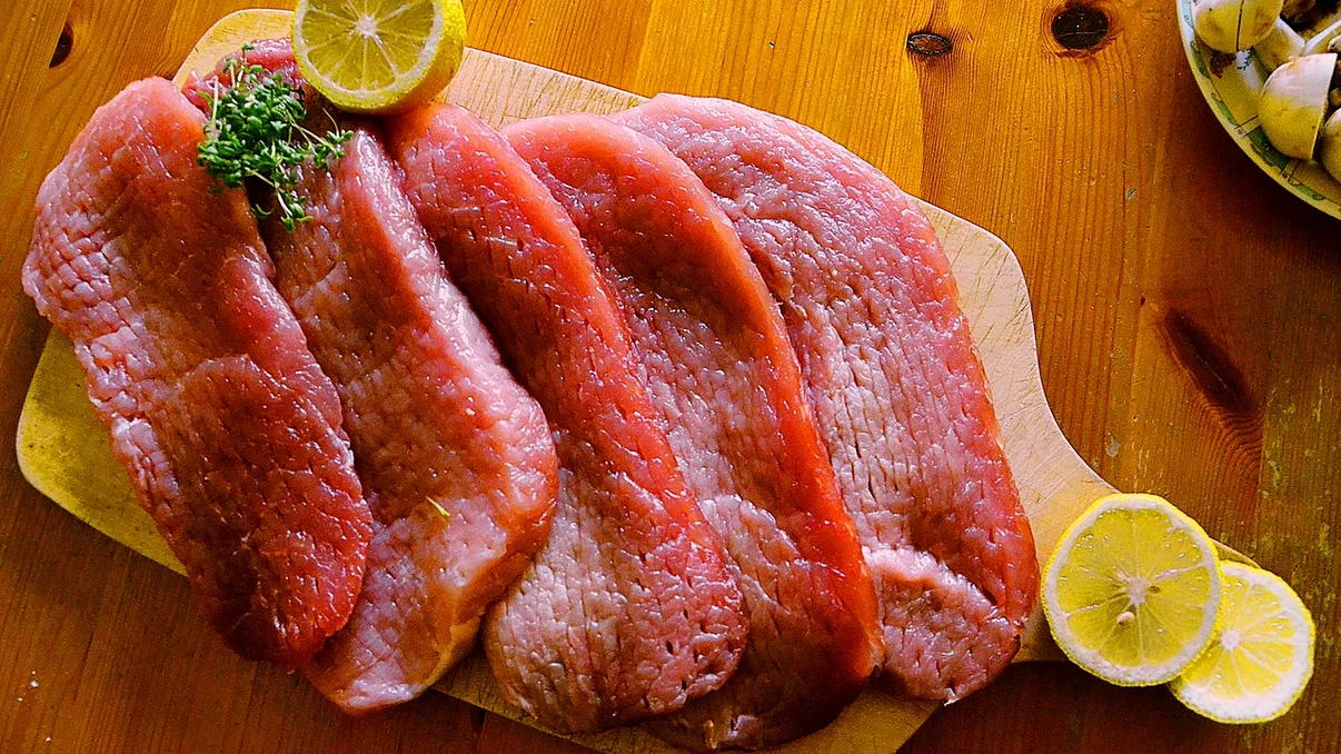 Cea mai toxică carne din comerţ. Când o prăjeşti este şi mai periculoasă