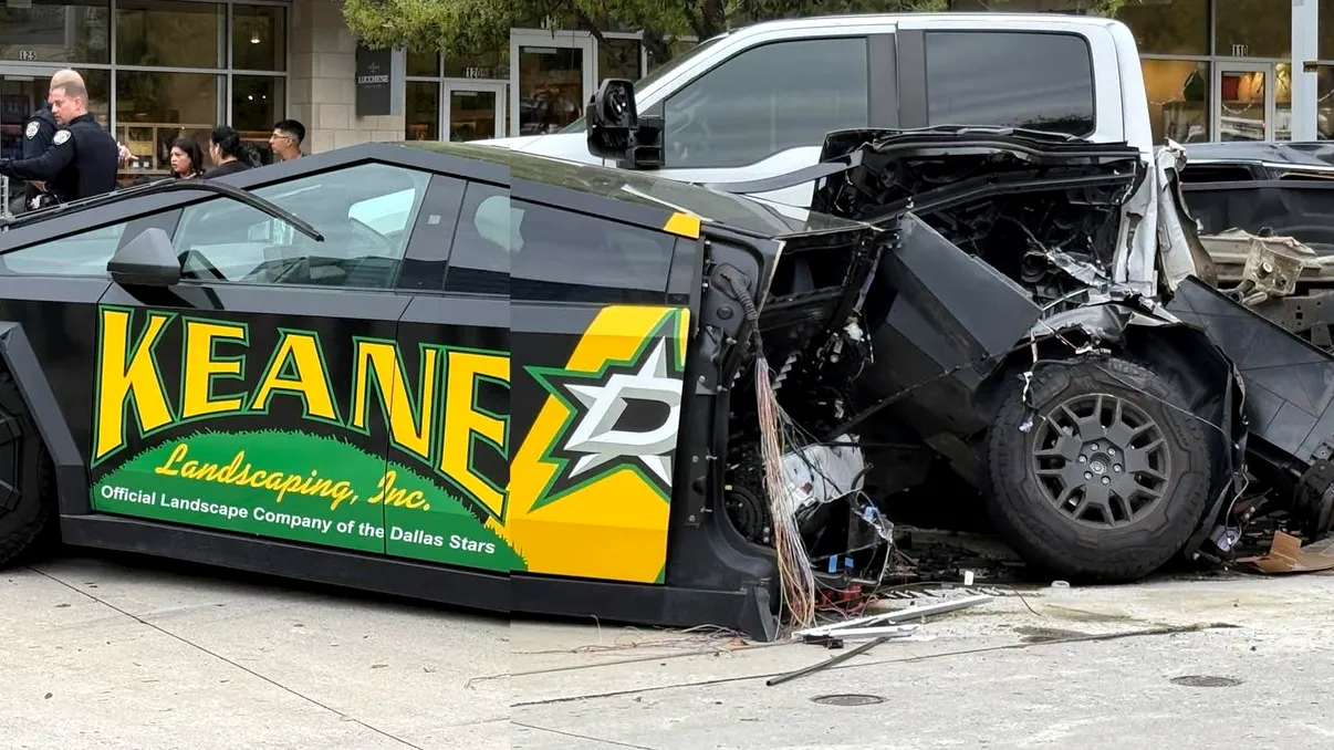 „Butucănosul” Cybertruck al lui Elon Musk, făcut praf într-un accident. Ce mașină i-a venit de hac