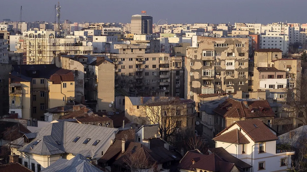 Gardurile ca la ocnă din Sectorul 5 care îi deranjează pe bucureşteni. Ce se pune în jurul blocurilor: 