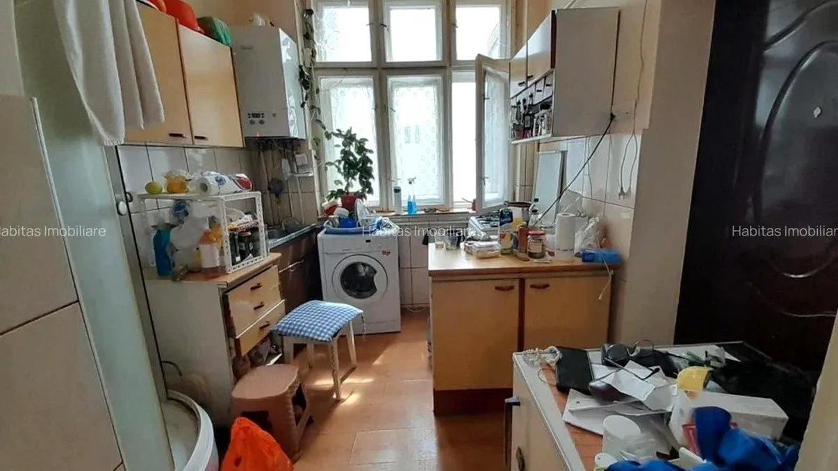 „Dușul din bucătărie și haosul urban al Clujului”: O garsonieră atipică, 23 de metri pătrați cu pretenții de palat, scoasă la vânzare cu 125.000 de euro
