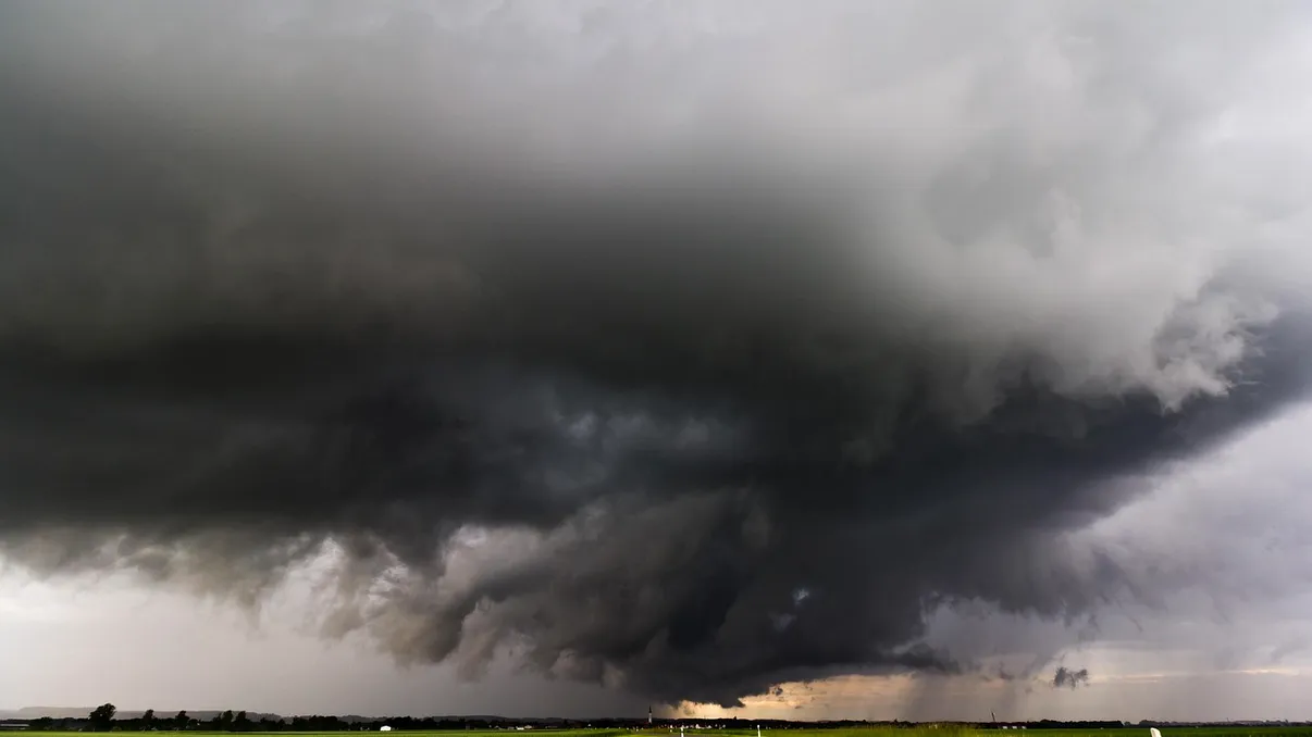 Grindină, ploi şi vijelii! ANM a emis avertizări meteo de ultimă oră