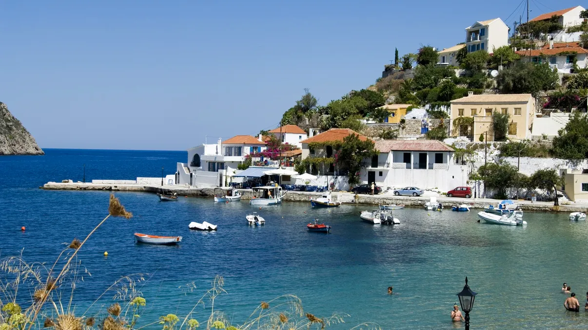 Insula din Grecia mai frumoasă decât Santorini. Cazările sunt mult mai ieftine, iar peisajele sunt unice în lume