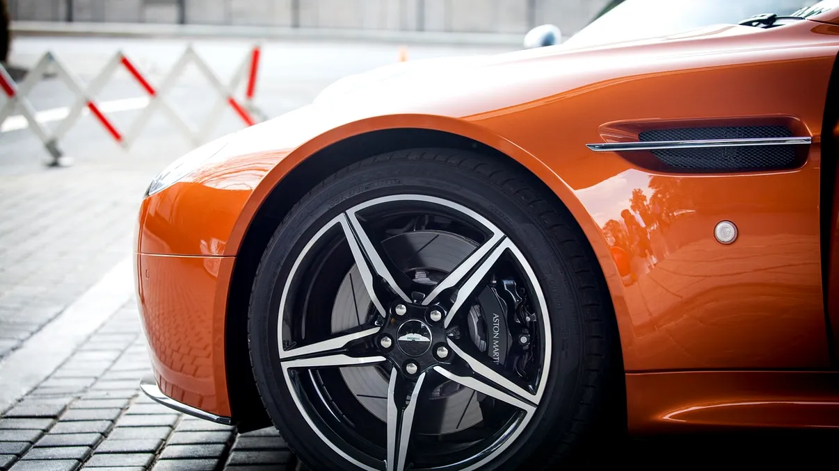 Bijuteria pe patru roţi care a împărţit bucureştenii în două. Este parcată pe Şoseaua Nordului şi costă o avere: 