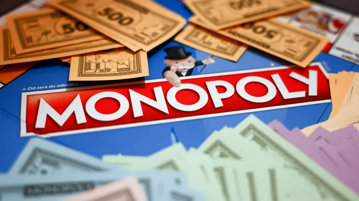Monopoly intră pe Netflix: de la joc de familie la competiție cu miză mare