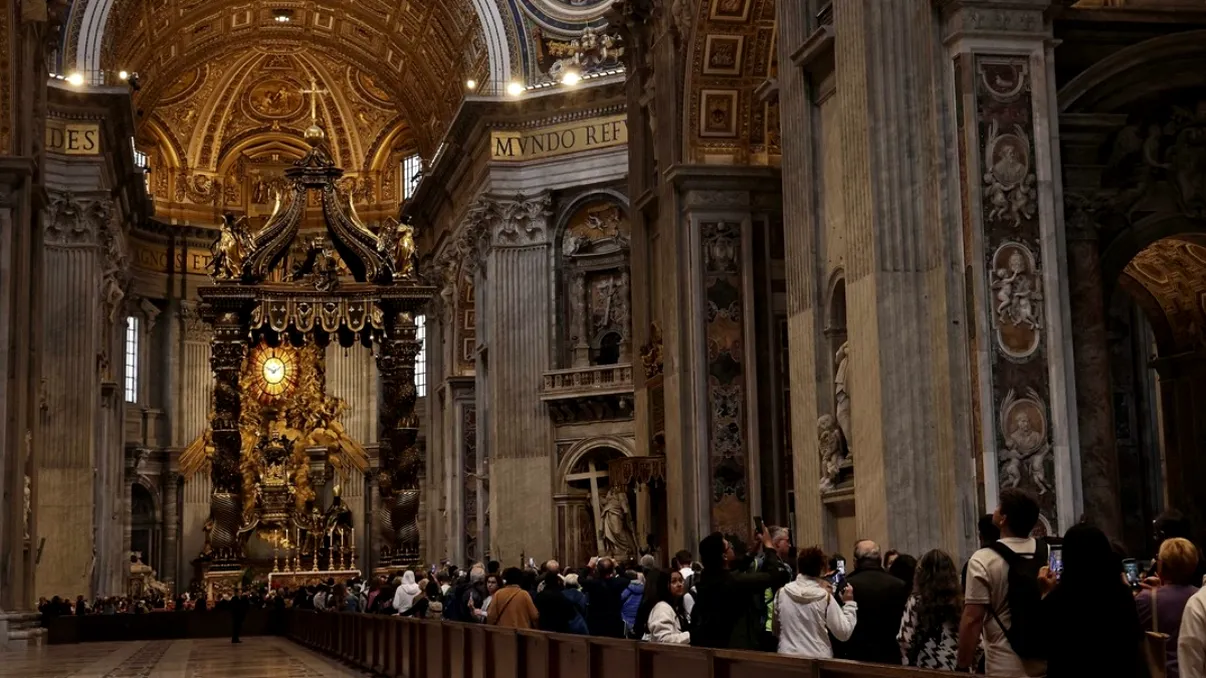 Mii de oameni stau la coadă zi și noapte pentru a-și lua rămas-bun de la Papa Francisc. Vaticanul anulează închiderea Bazilicii Sfântul Petru pe timpul nopții