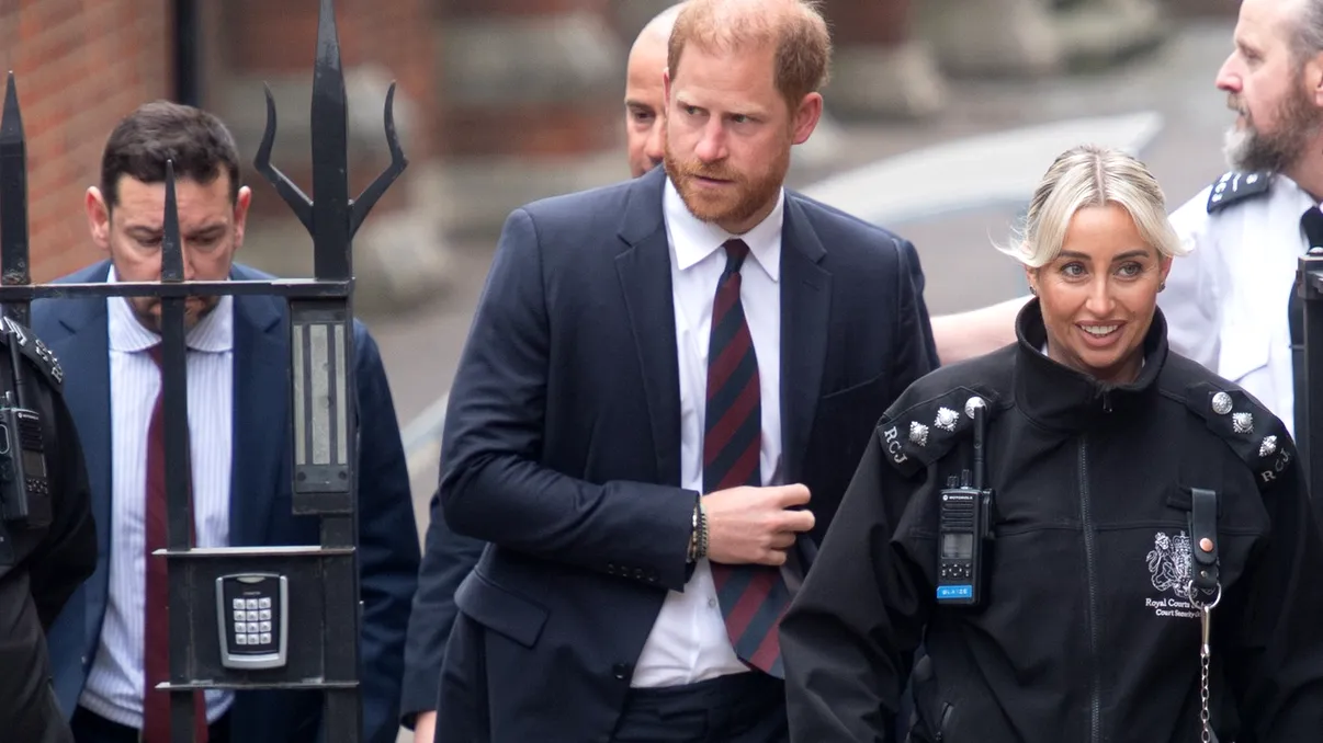 Prințul Harry, escortat de urgență din sala de judecată. Ducele de Sussex a fost scos din clădire înconjurat de bodyguarzi. Ce a alertat echipa de securitate