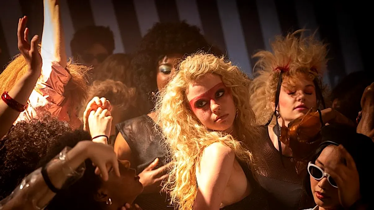 Filmul de pe SkyShowtime care îți lasă, în mod intenționat, un gust amar. Motive ca să te uiți la MaXXXine, cu Mia Goth