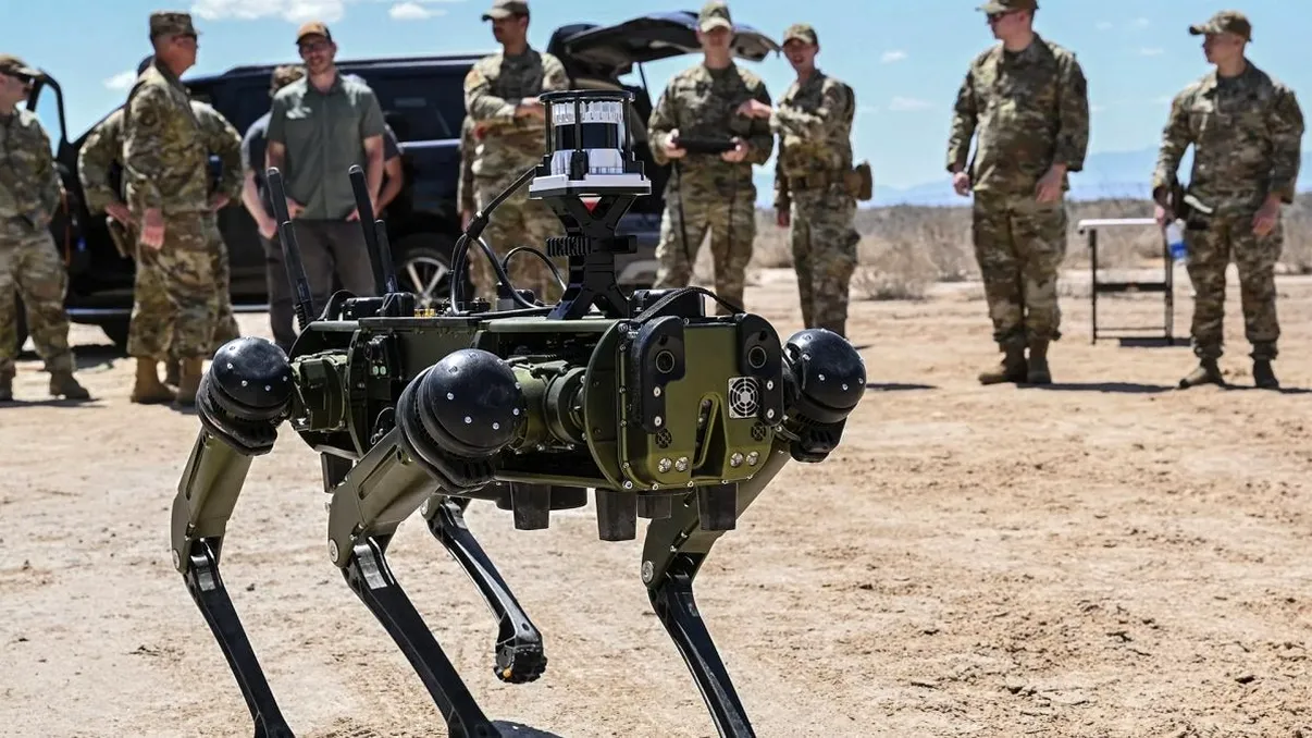 Roboții care gândesc și vorbesc ca niște soldați: Cum subțiază armata americană granița dintre om și inteligența artificială