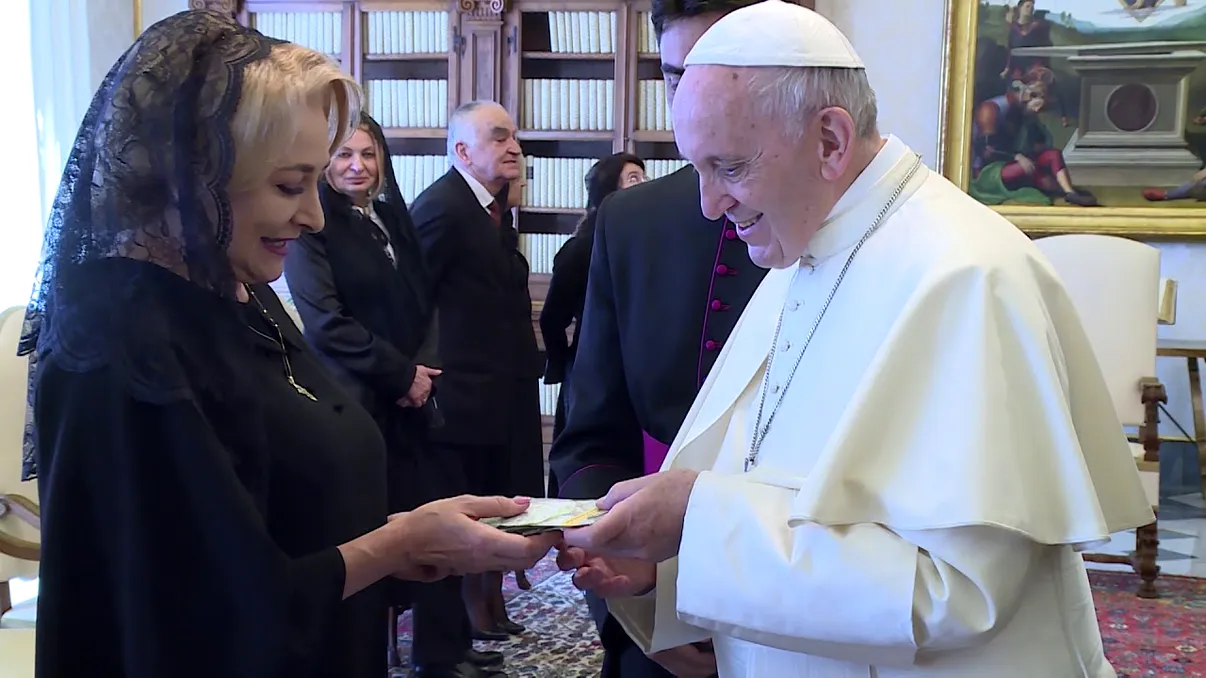 Viorica Dăncilă, despre momentul în care a rămas fără geantă în timpul întâlnirii cu Papa Francisc: „V-am spus că, prin biroul ăsta, lucrurile au obiceiul să dispară” EXCLUSIV