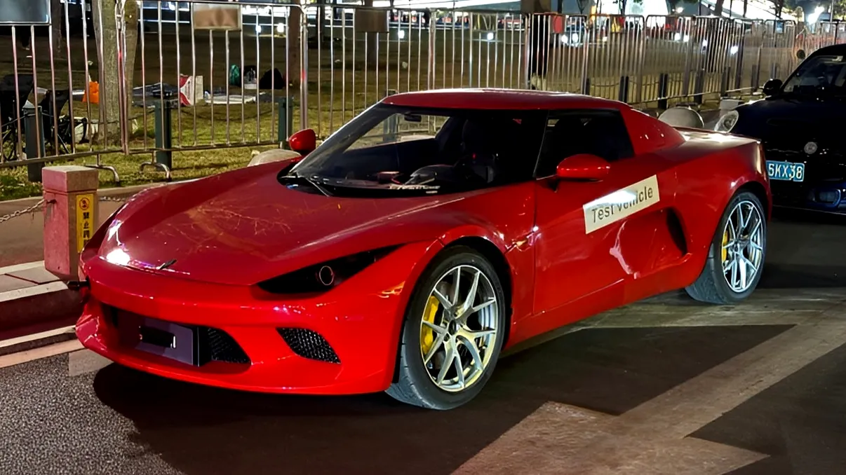 Mașina chinezească ieftină și performantă care te face să te simți ca într-un Ferrari: Legătura cu gigantul Xiaomi