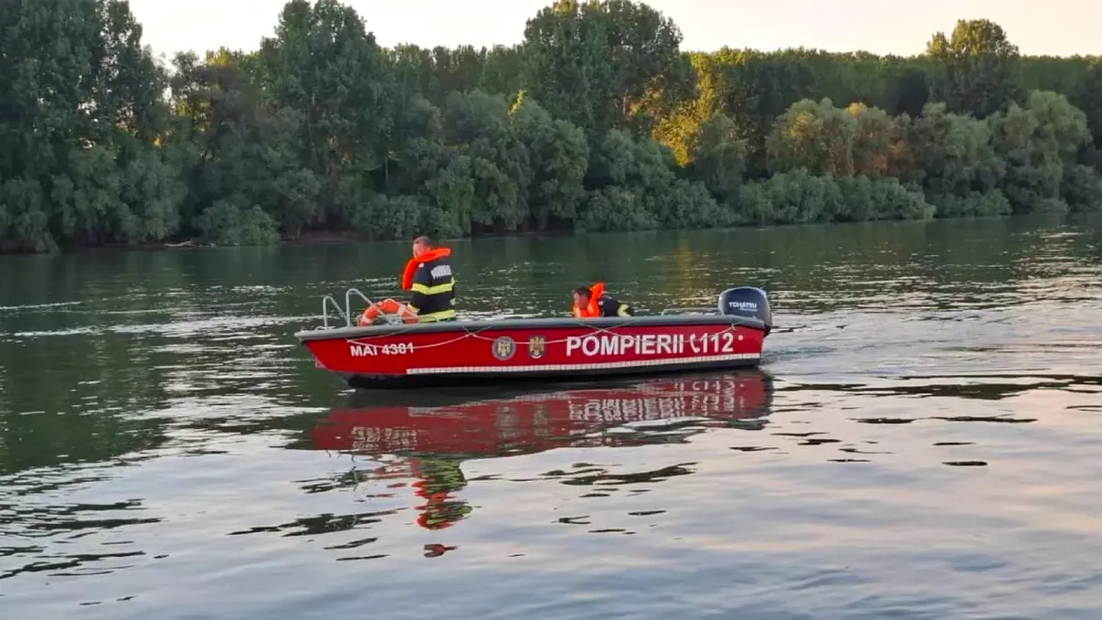 Accident naval pe Dunăre - o ambarcațiune cu nouă persoane, implicată. Toți pasagerii au fost aruncați în apă