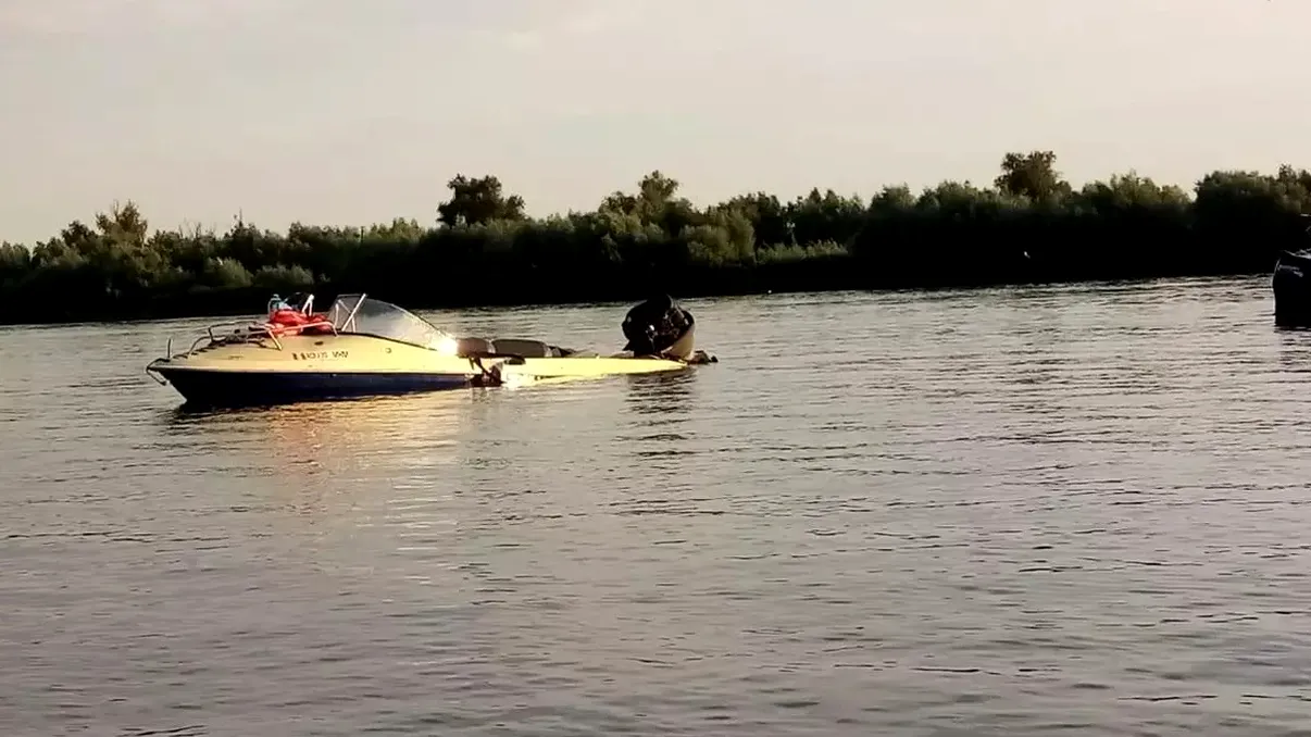 Accident naval pe Dunăre. Două ambarcațiuni mici și o barcă s-au ciocnit. O persoană, adusă la mal, despre alte două nu se ştie nimic