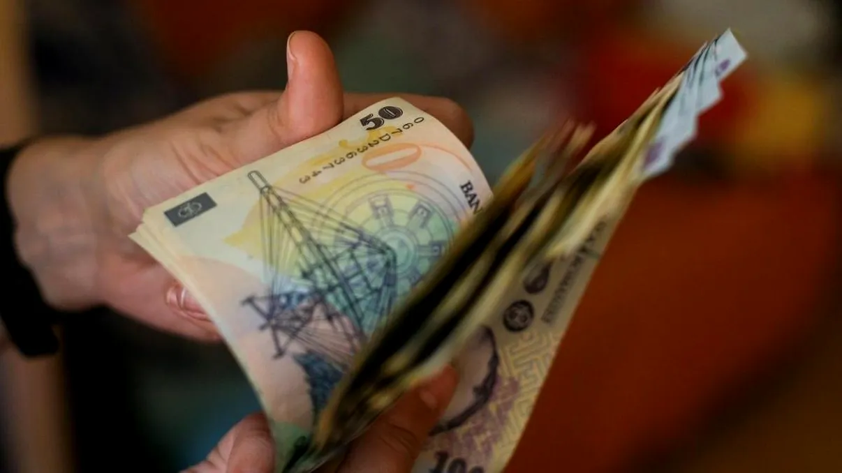 Afacerea de apartament care aducea 3 salarii pe lună în comunism revine în forță: ai nevoie de 1.000 de euro să deschizi un atelier de croitorie și reparații