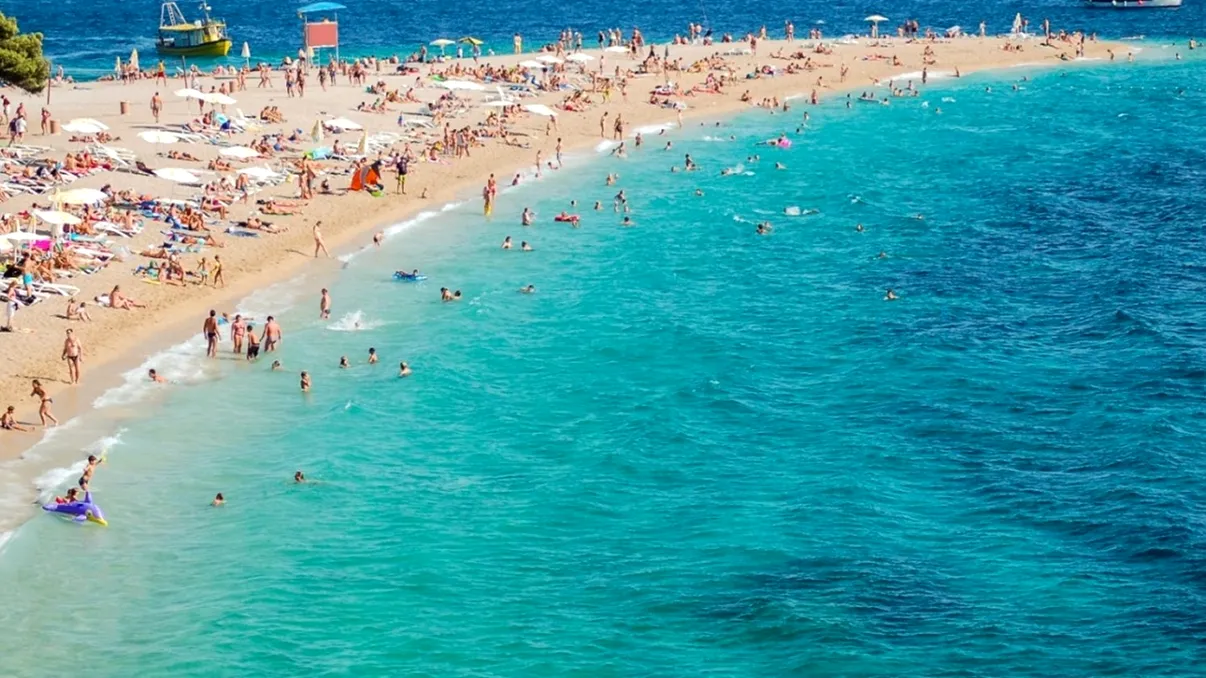 Amendă de 700 de euro pentru turiști, într-o destinație preferată de români. Reguli vestimentare stricte pentru vizitatori