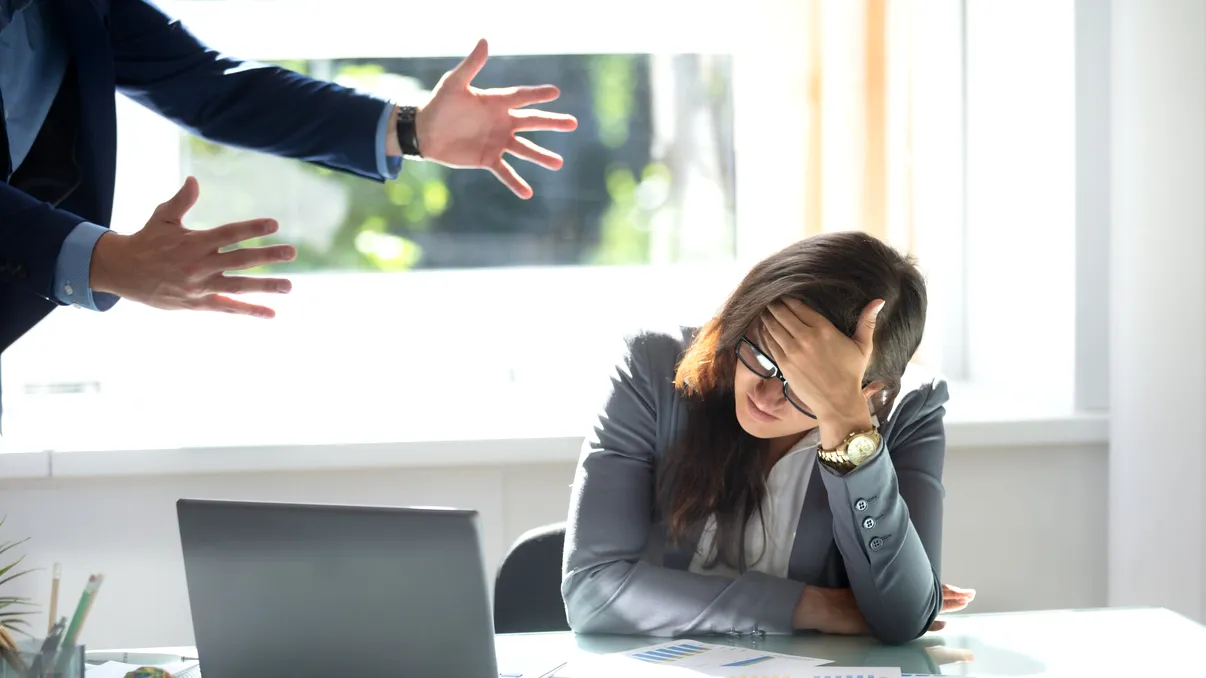 Angajatorul îți reprogramează concediul? Când e legal și când e abuz