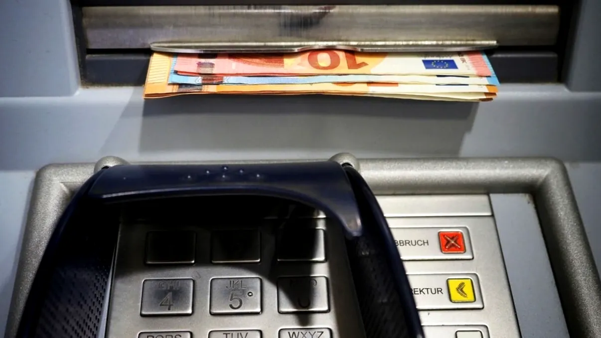 3.000 de euro, confiscați de bancomat! Când a cerut ajutorul băncii a apărut surpriza: 