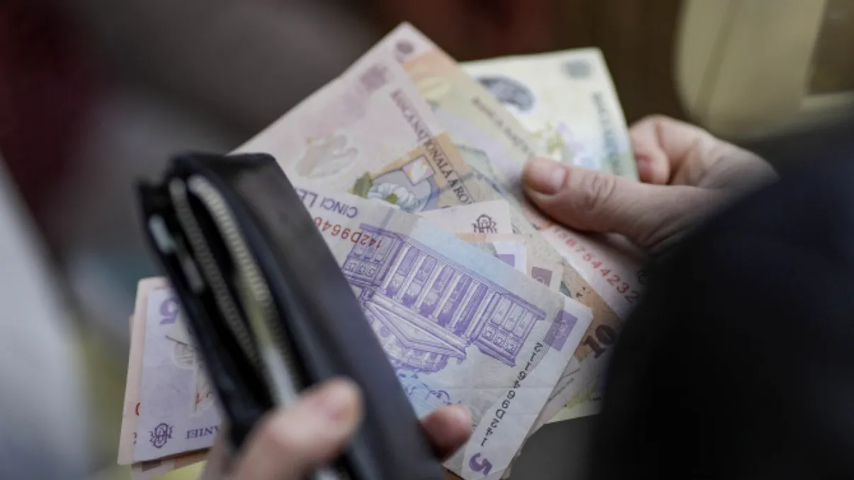 Când intră pe card pensiile majorate după 