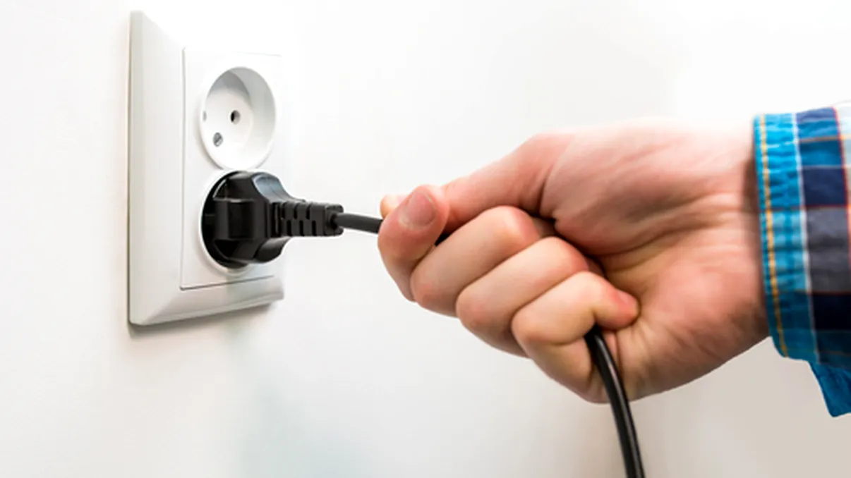 Ce să nu lași niciodată în priză peste noapte. Greșeala care îți goleşte portofelul