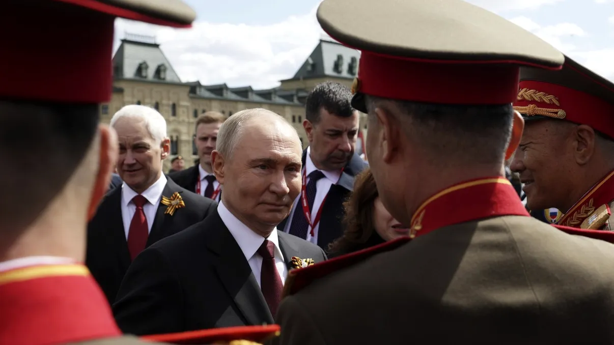 Ce se întâmpla în spatele lui Vladimir Putin în timpul discursului din Piața Roșie. Marea paradă, umbrită de frica rușilor FOTO