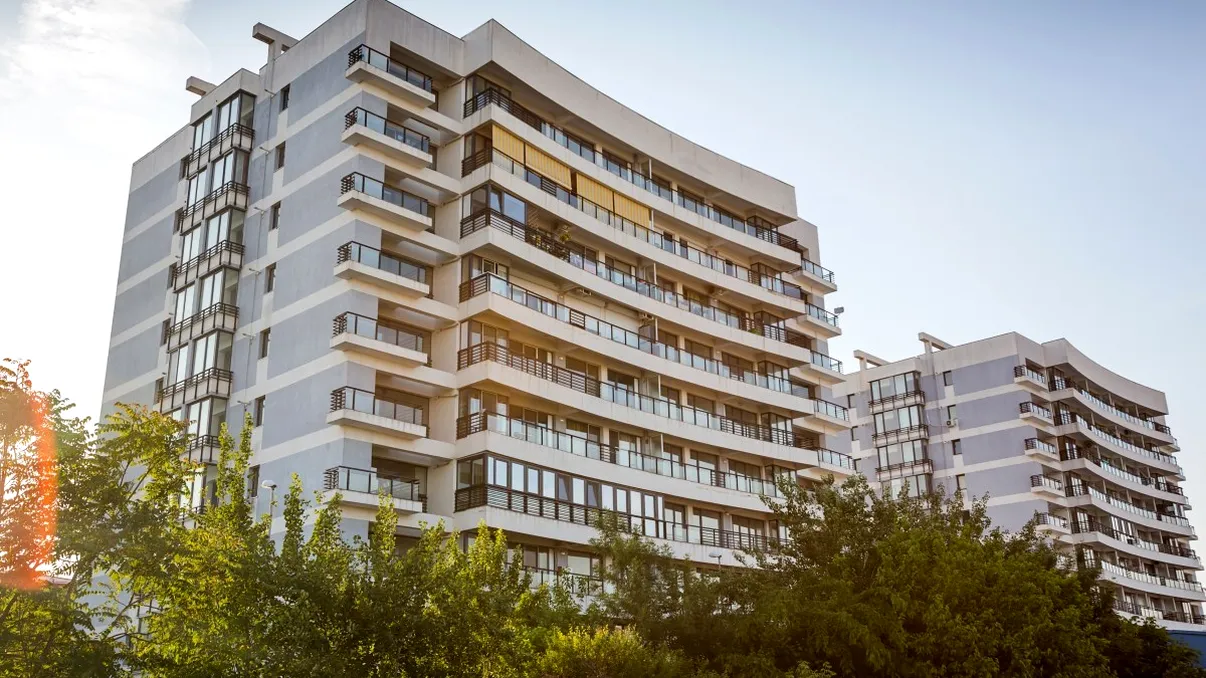 Cu cât s-au scumpit apartamentele după ce euro a depășit pragul de 5 lei. Cât plătesc în plus românii care își cumpără locuințe