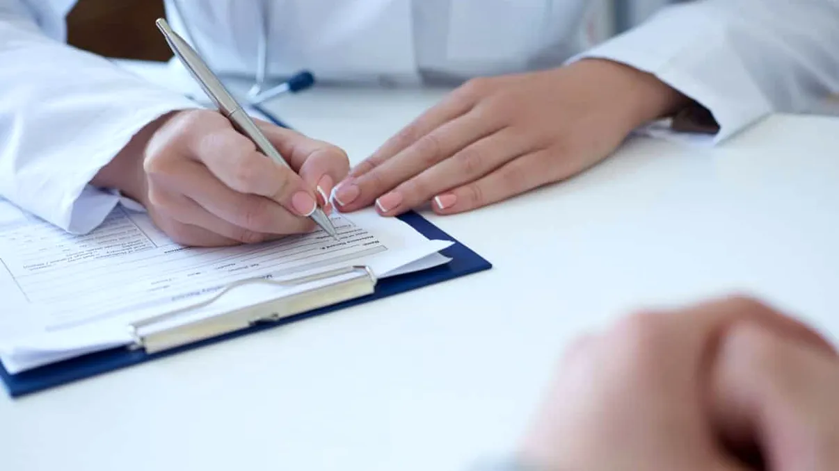 Cum calculezi corect concediul medical în 2025. Cât pierzi din salariu