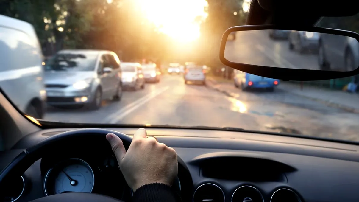 Cum să reduci consumul de combustibil cu 30% când mergi prin oraș. Trucul simplu folosit de mecanicii auto