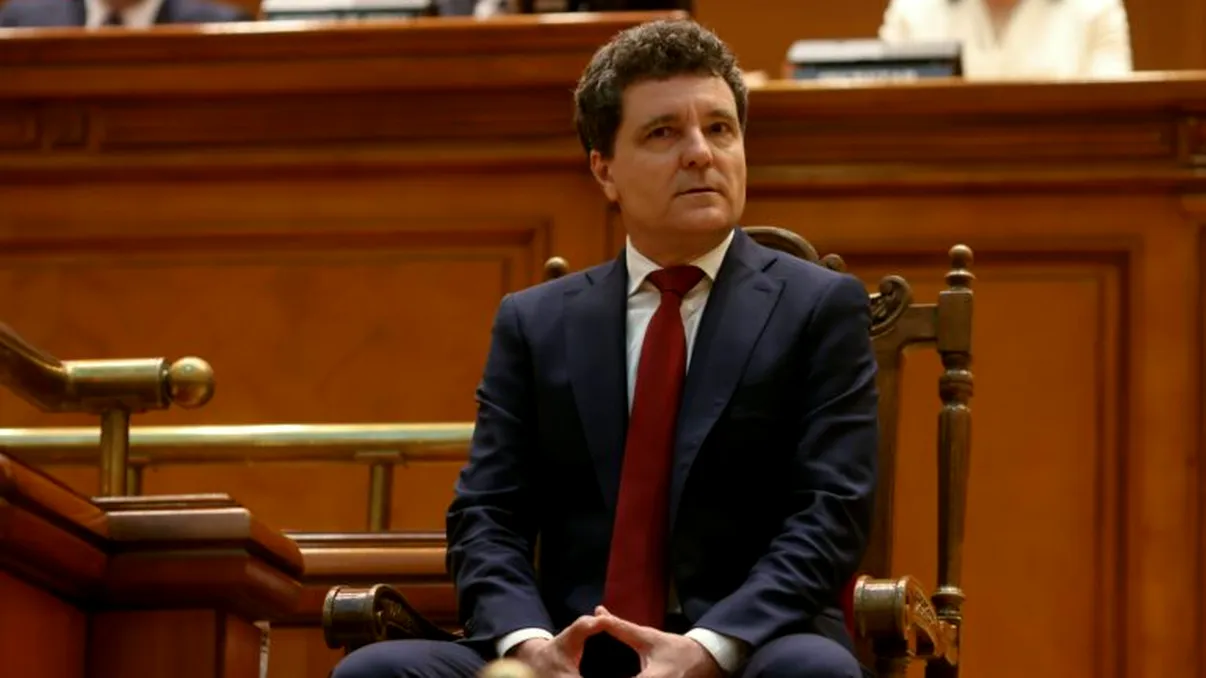 Fiica lui Nicușor Dan, asemănată cu Prinţesa Charlotte. Obiectul purtat de Aheea, observat de puţini români Foto