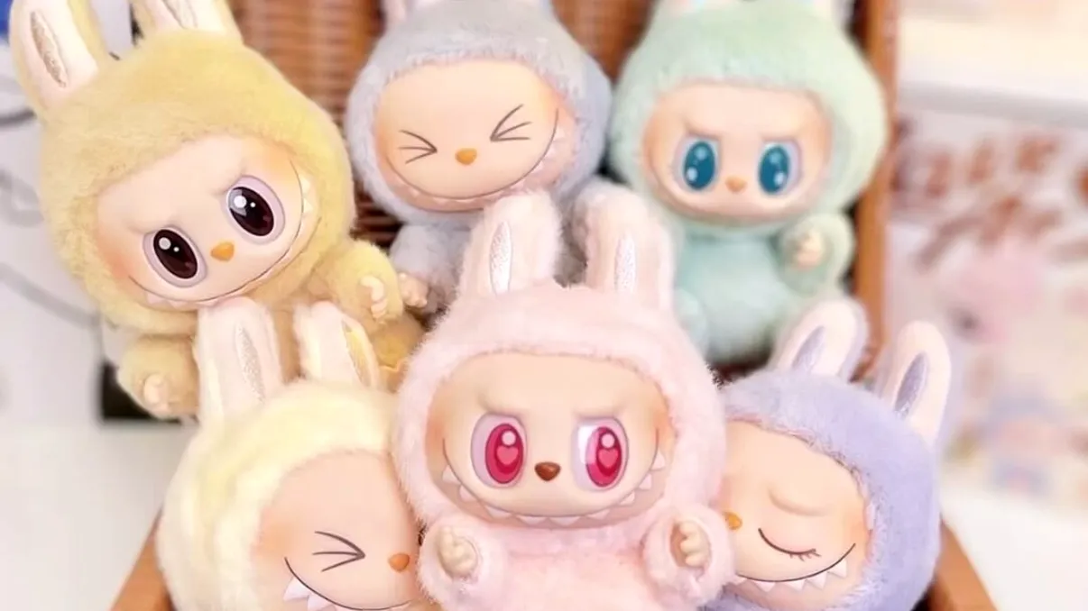 Jucăria de pluș ce i-a înnebunit pe colecționari. Micile păpuși se vând cu sute de lei pe grupurile de Facebook